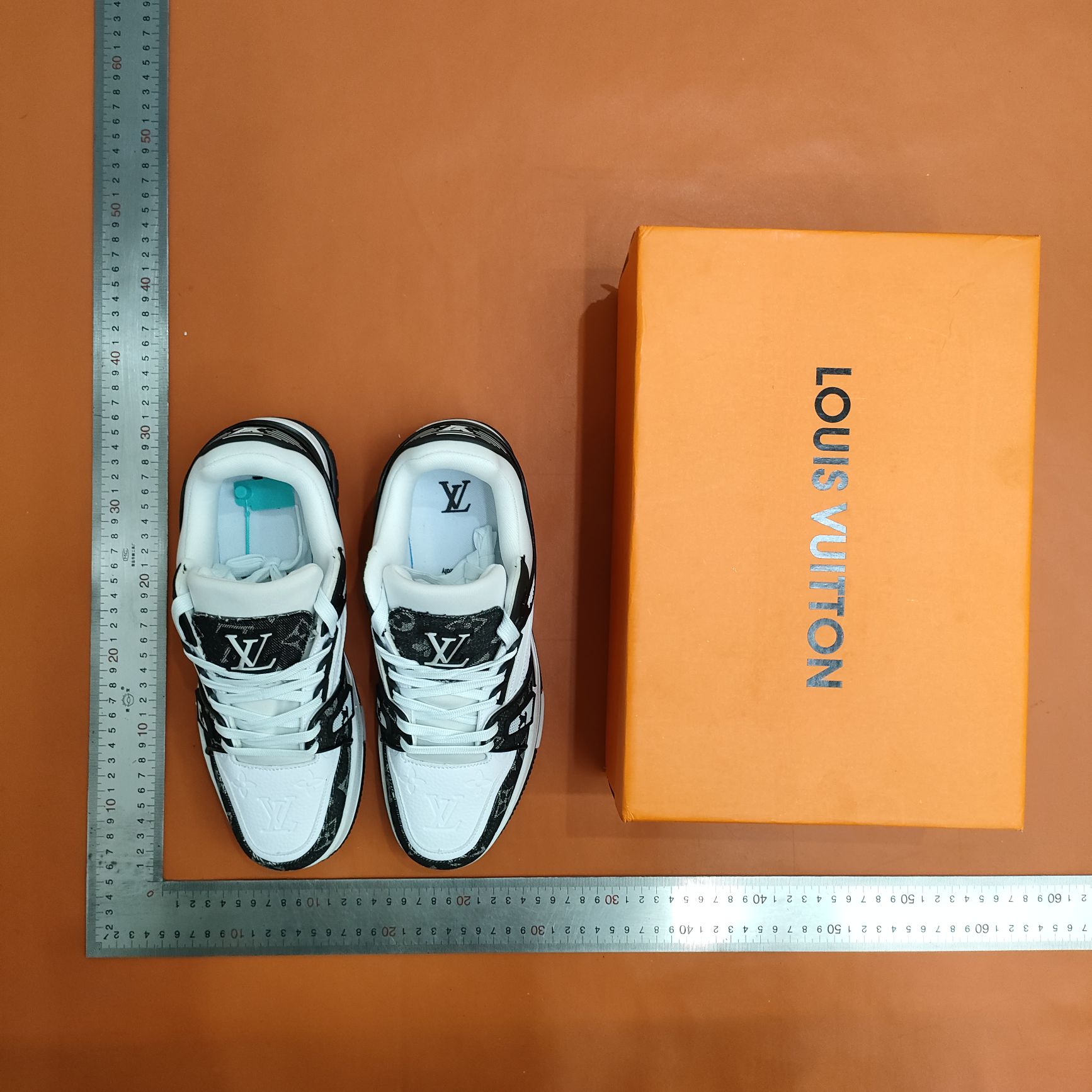 Recreational shoes white and black, high-end holstering, real quality.
Code number size 3645, high-quality version, original shoe box.