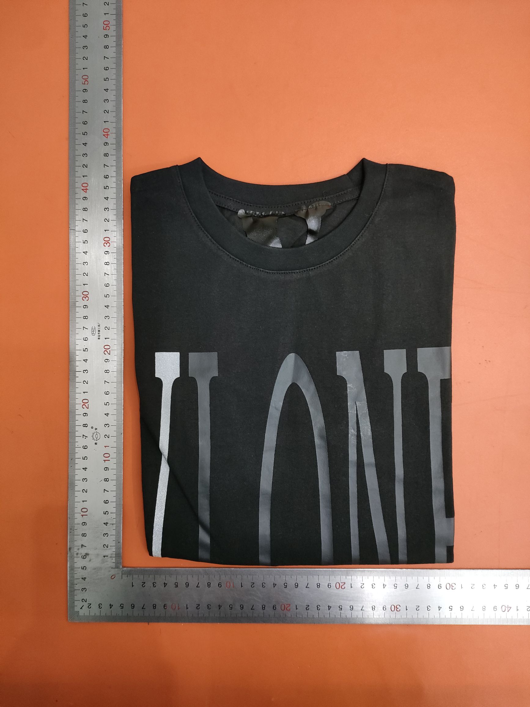 The vlone salute short-sleeve big V China dragons the one and the one and the same.