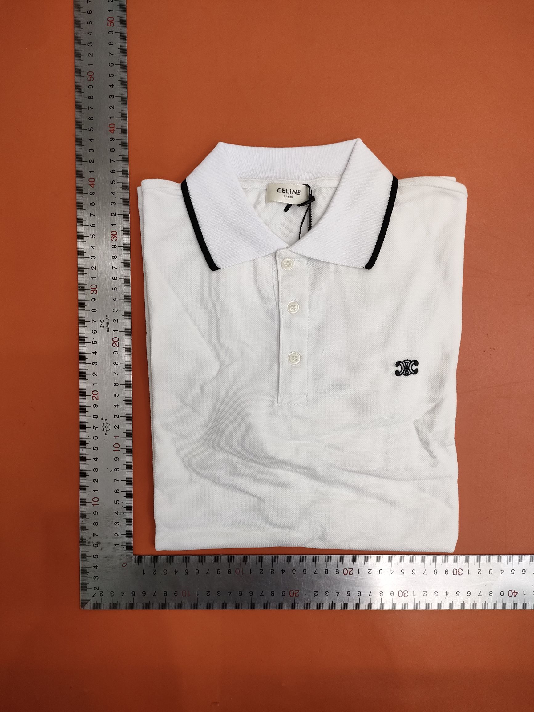 The design philosophy and style of the new 2025 double-C embroidery pins on Polo Shirts as CELINE reflects its vague treatment of gender boundaries.