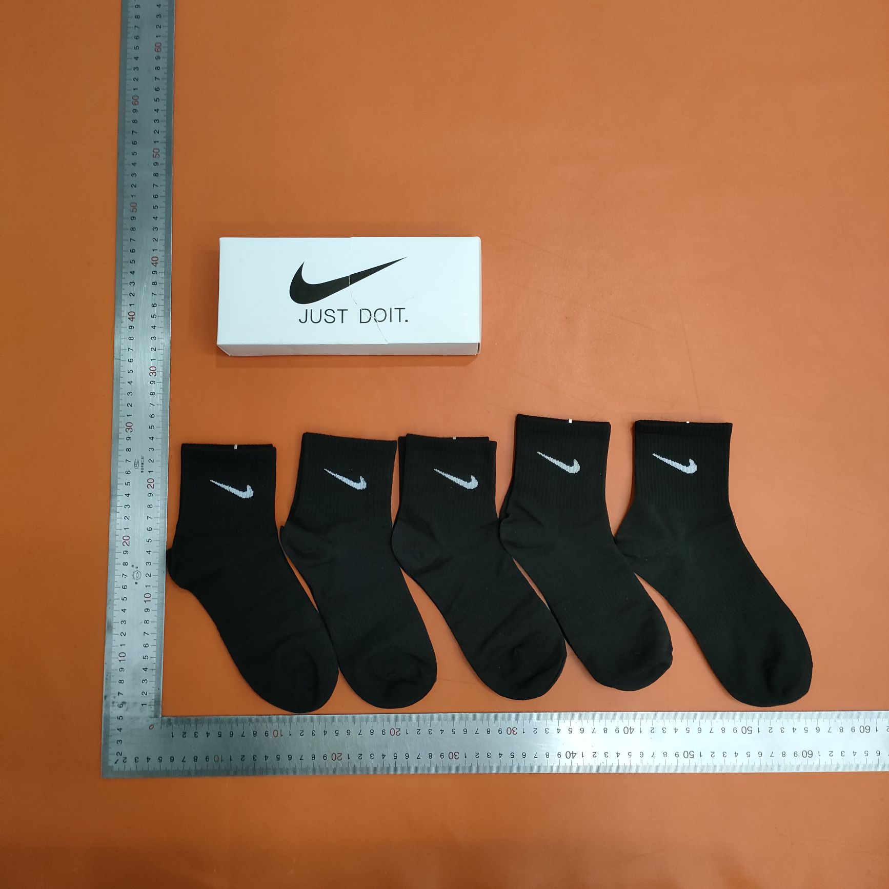 Suwannext's black and white ash box with a high-stroke sports sock in a cotton sock.