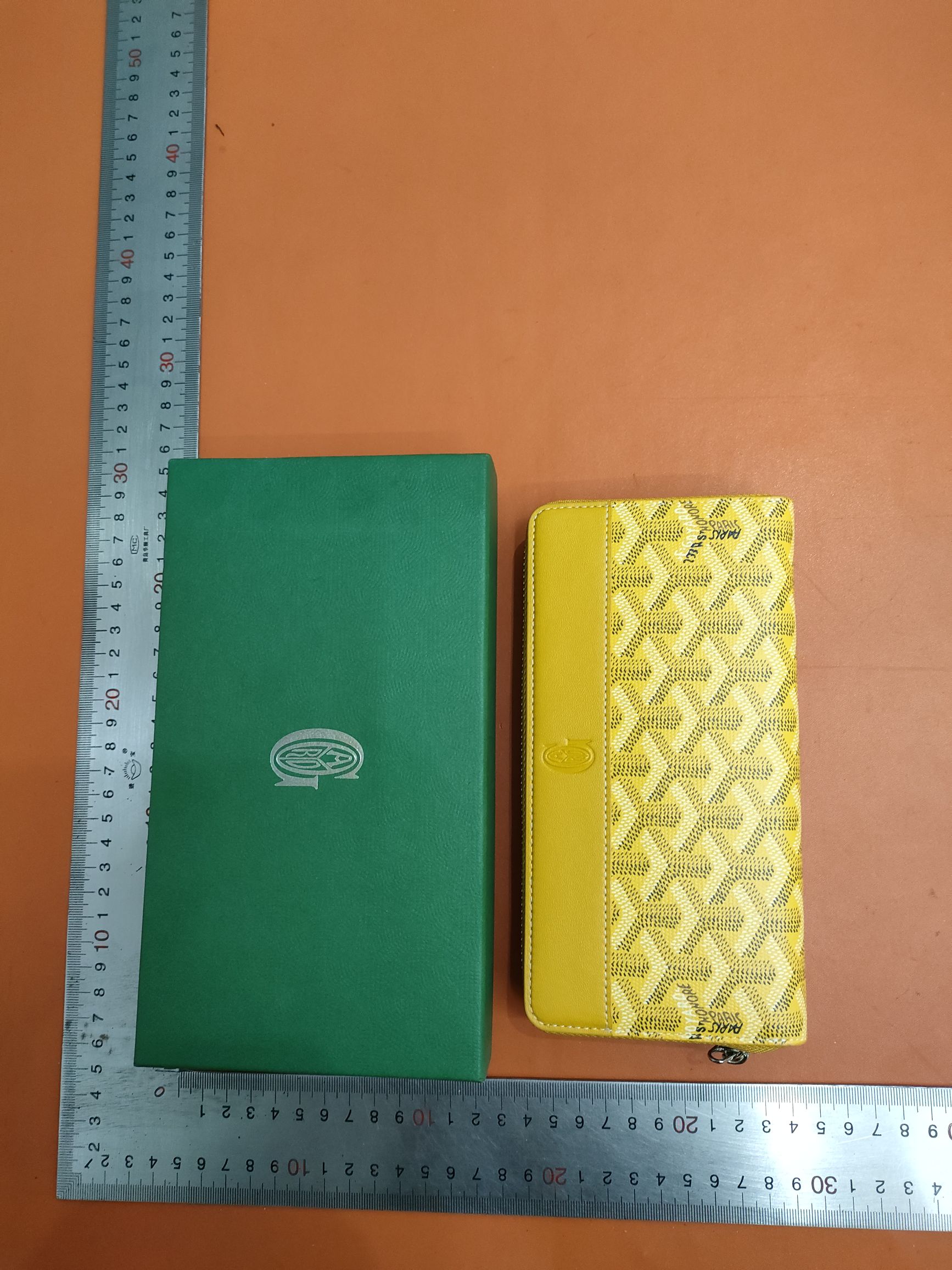 Goya Goyard Goyard has a long zipper wallet with a lot of change.